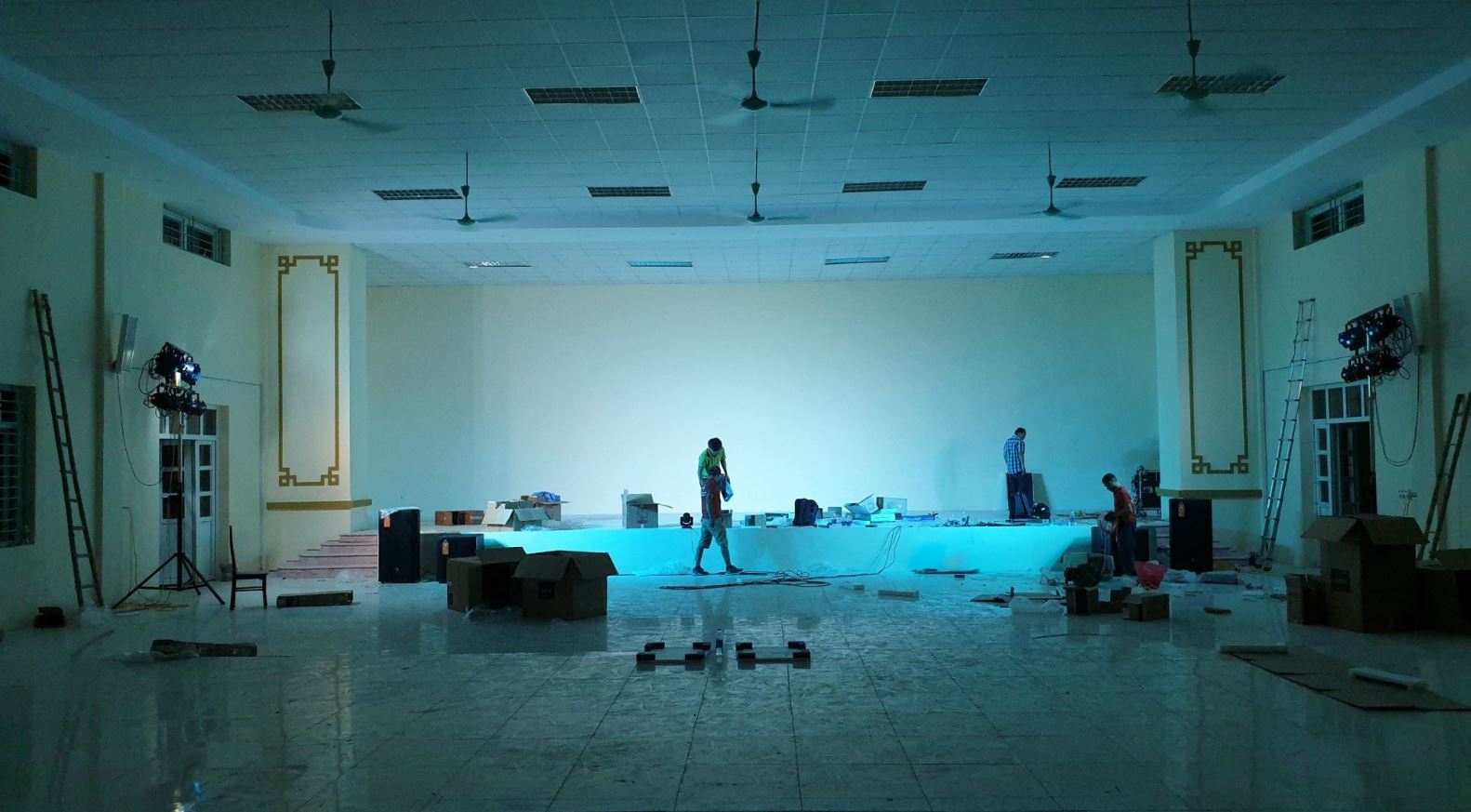 lắp đặt âm thanh ánh sáng 